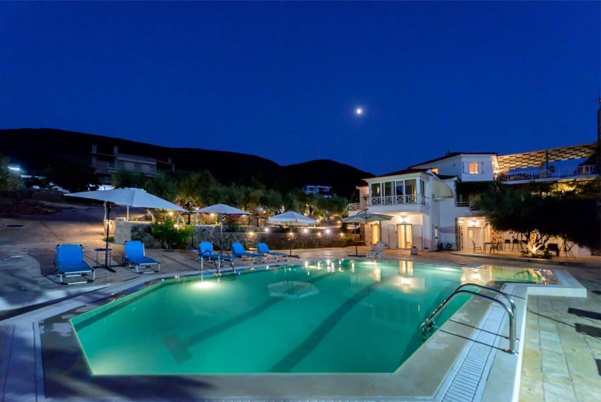 Villa Needa'S - Emotions House Crystal Pool Μικρά Μαντίνια Εξωτερικό φωτογραφία